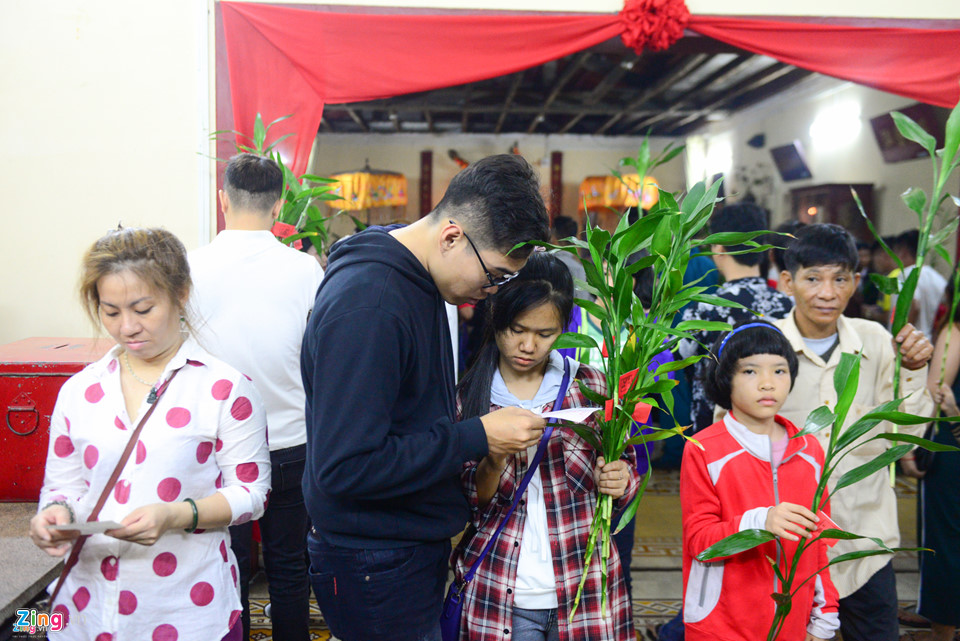 Người Sài Gòn xếp hàng để được gõ chuông chùa ngày đầu năm